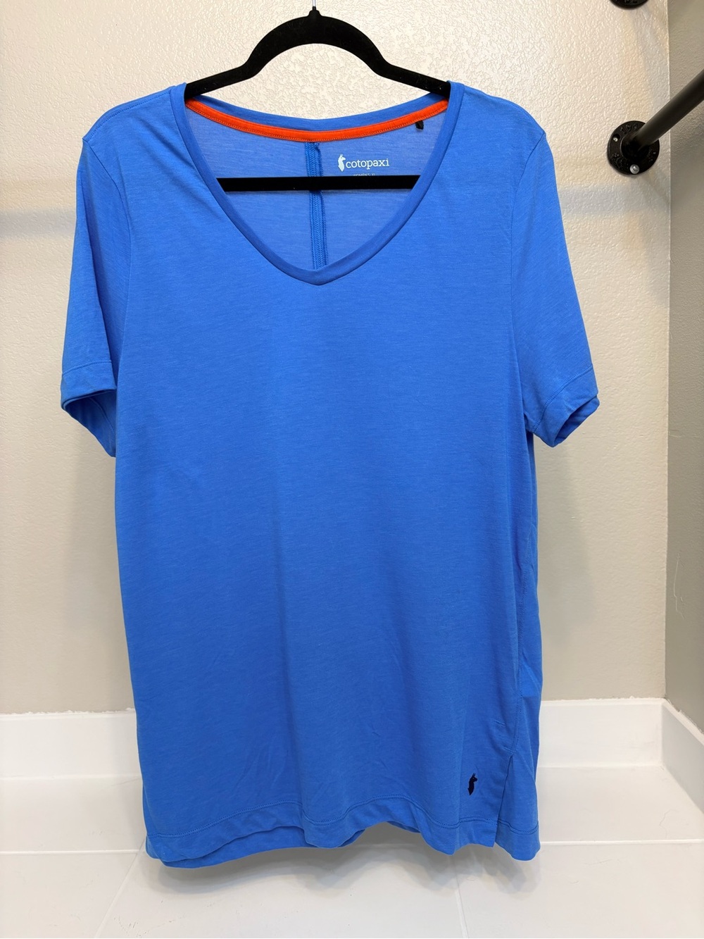 Cotopaxi Women’s Paseo Travel V-NeckShort Sleeve Tee in Blue